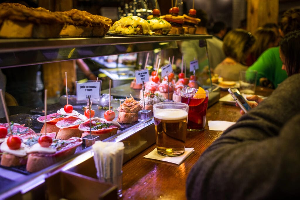 Kolorowe tapas w hiszpańskim barze w Madrycie – lokalne przekąski i wino