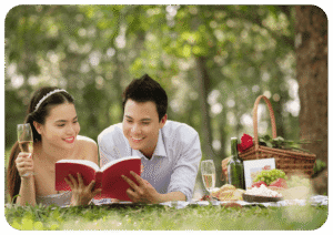 Zdanie „Ana y yo leemos un libro” — przykład odmiany czasownika leer w pierwszej osobie liczby mnogiej w czasie teraźniejszym.