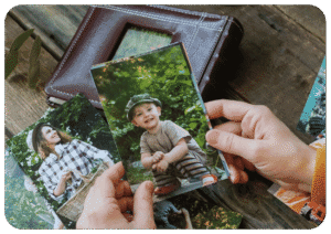 Zdanie „Ella mira fotos” — przykład odmiany czasownika mirar w trzeciej osobie liczby pojedynczej w czasie teraźniejszym.